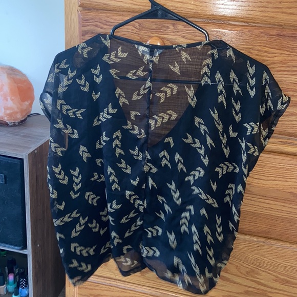 Black crop top with see through back design - Picture 3 of 3